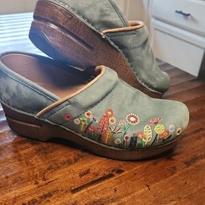 Embroidered Floral Women's Clogs